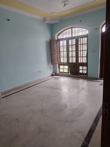 Room in 3.5 BHK Apartment at Omaxe R2, Gomti Nagar – for Rent