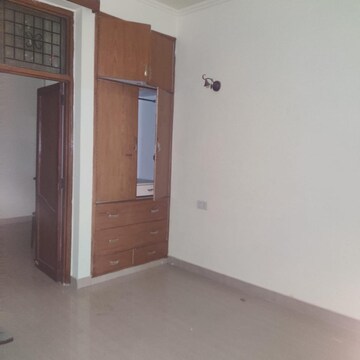 Room in 3 BHK Apartment at Wave Amore, Sector 32 – for Rent