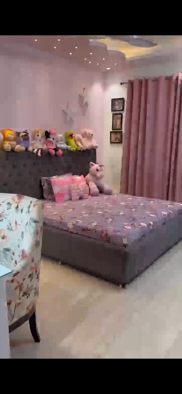 Bedroom in 4 BHK Builder Floor at Sector 17 – for Sale