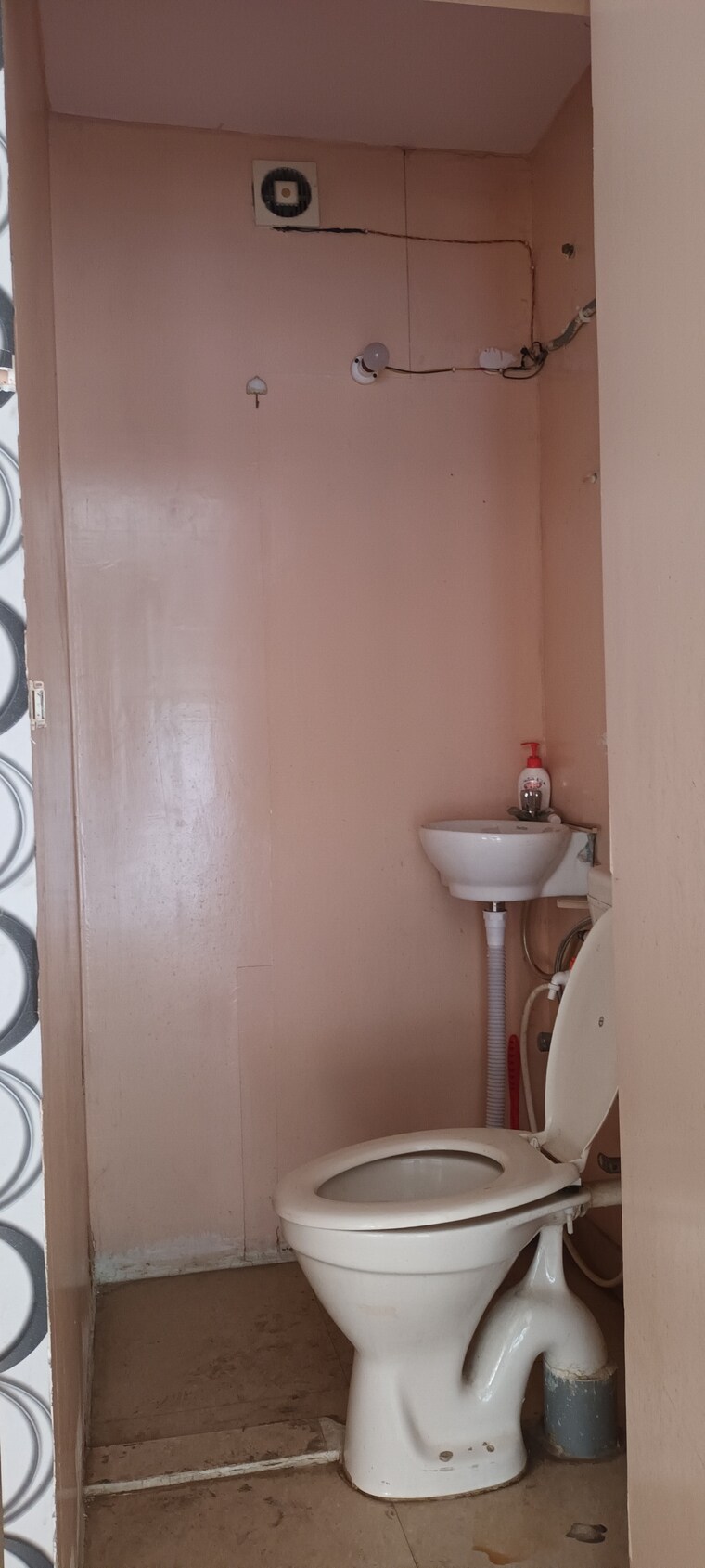 Bathroom, niho-hi-bird-scottish-garden 3 Bedroom 1885 Sq.Ft. Apartment In Ahinsa Khand 2 Ghaziabad 8919325