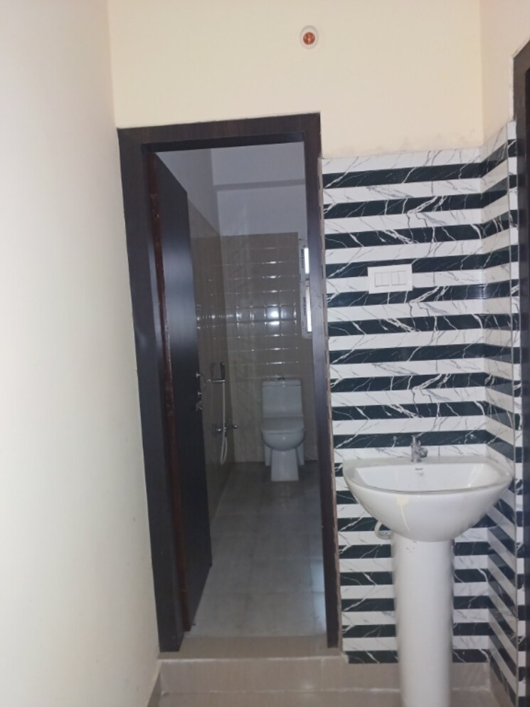 Attached Bathroom, beltola 3 Bedroom 1500 Sq.Ft. Apartment In Beltola Guwahati 8919326