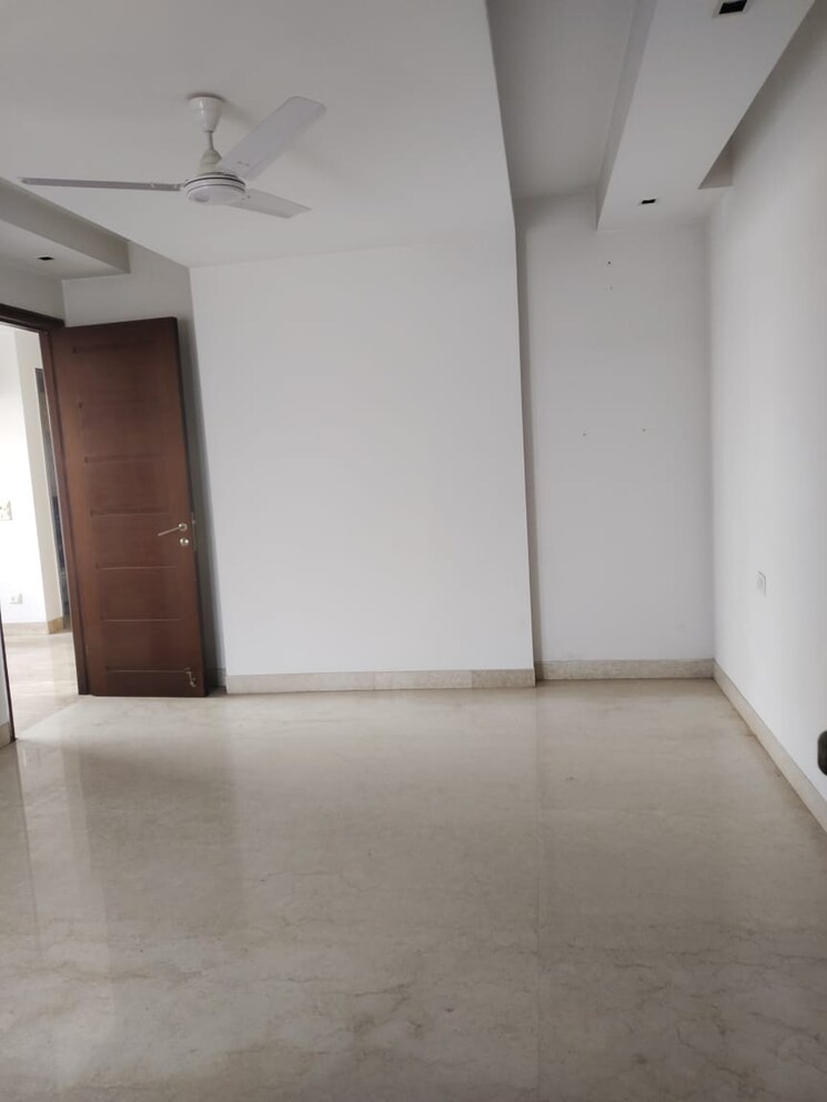 Room, greater kailash ii 3 Bedroom 250 Sq.Yd. Builder Floor In Greater Kailash ii Delhi 8919347