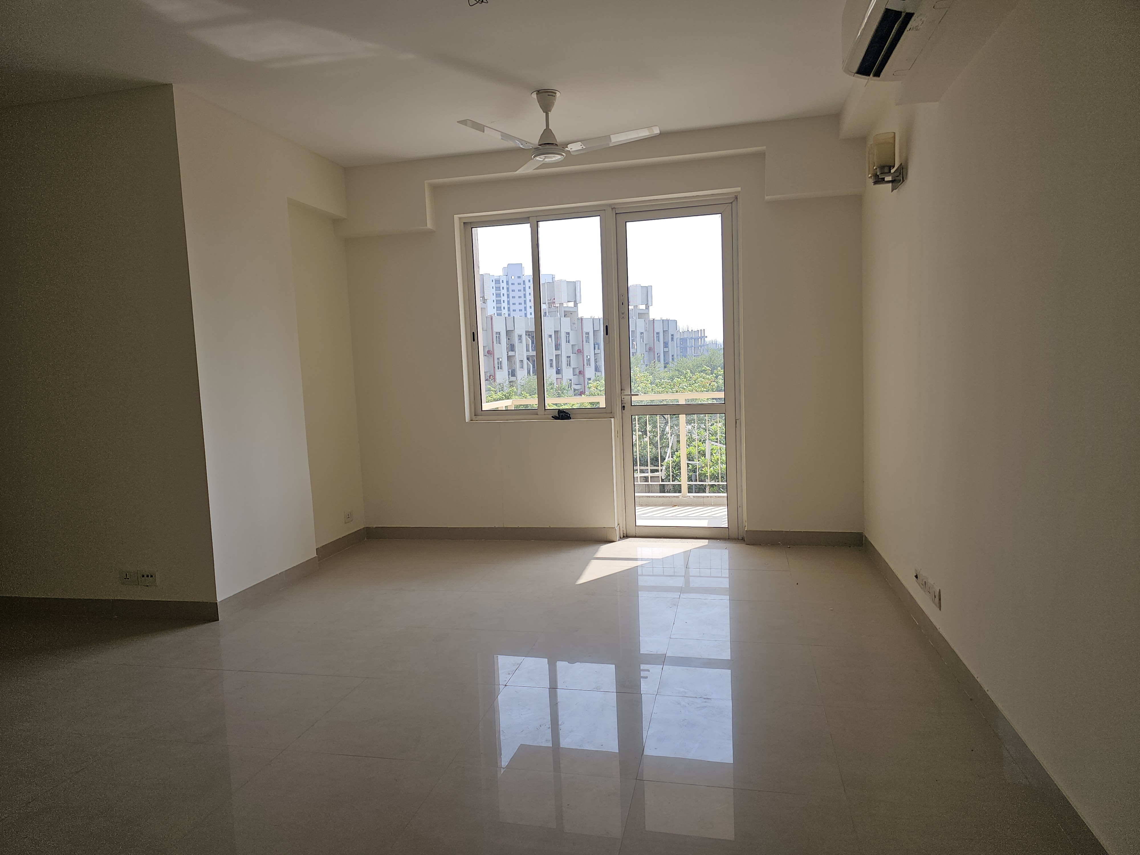 3.5 BHK + Servant Room Apartment For Rent in Tata La Vida