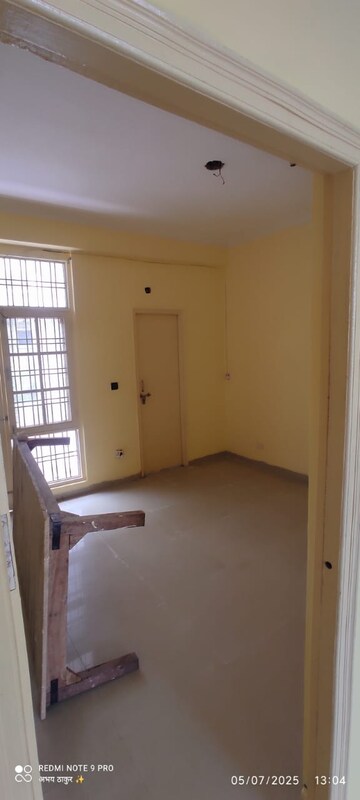 Room in 2 BHK Apartment at Parsvnath Planet, Gomti Nagar – for Sale