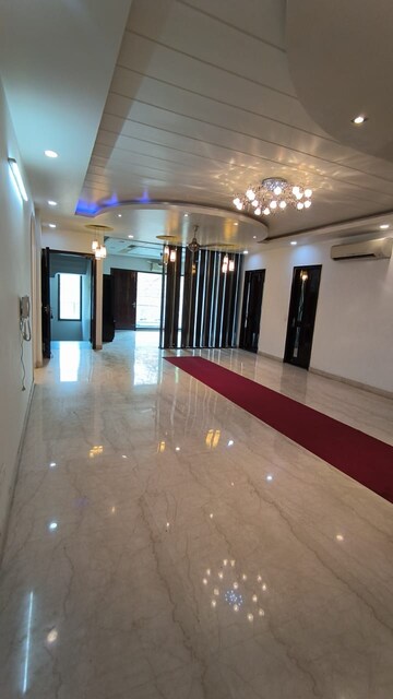Room in 3 BHK Builder Floor at Palam Vihar – for Rent