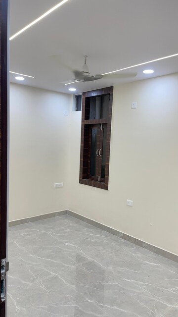 Room in 3 BHK Builder Floor at Gyan Khand ii – for Rent