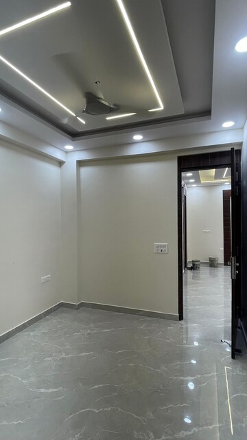 Room in 3 BHK Builder Floor at Gyan Khand ii – for Rent