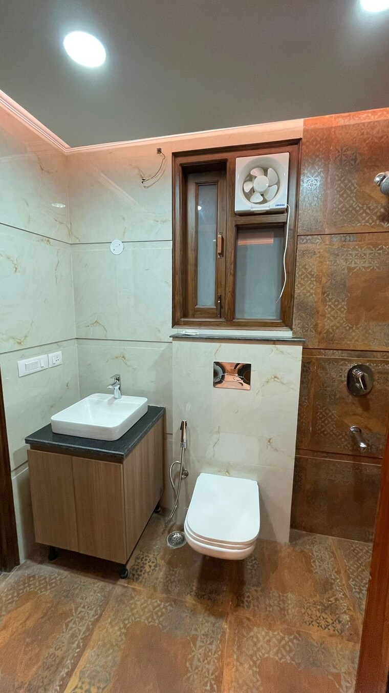 Bathroom, saraswati vihar 3 Bedroom 125 Sq.Yd. Builder Floor In Saraswati Vihar Delhi 8919627