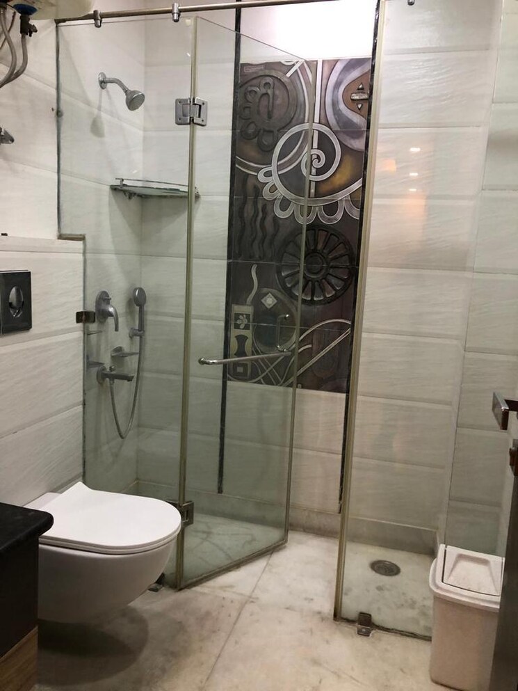 Bathroom, saraswati vihar 3 Bedroom 125 Sq.Yd. Builder Floor In Saraswati Vihar Delhi 8919637