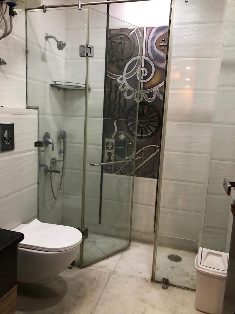 Bathroom, saraswati vihar 3 Bedroom 125 Sq.Yd. Builder Floor In Saraswati Vihar Delhi 8919637