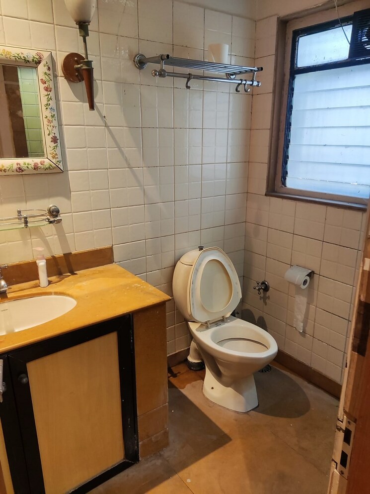 Bathroom, bandra west 2 Bedroom 750 Sq.Ft. Apartment In Bandra West Mumbai 8919848