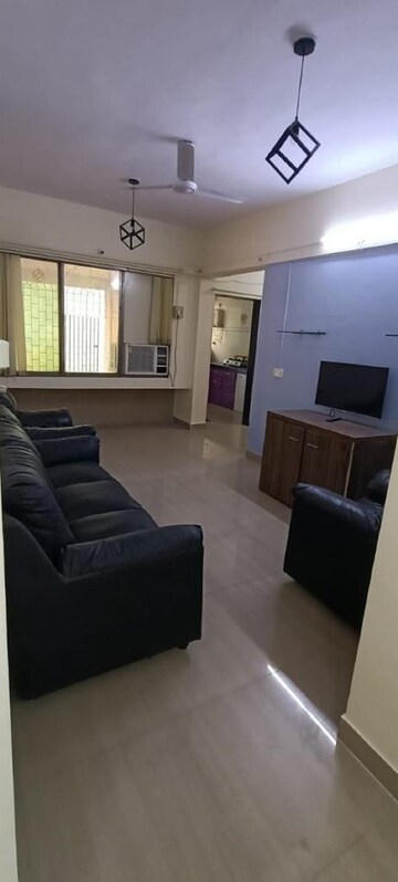 Team Area in 2 BHK Apartment at Khar West – for Rent