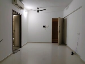 Room in 2 BHK Apartment at Kalpataru Vivant, Jogeshwari East – for Sale