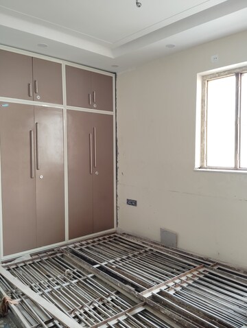 Room in 3 BHK Apartment at Jahaz Apartments, Paschim Vihar – for Rent