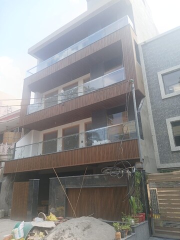 6+ BHK Independent House – Exterior View View at RWA Apartments Sector 39, Sector 39 - for Sale