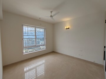 Room in 3 BHK Apartment at Prestige Woodland Park, Cooke Town – for Rent