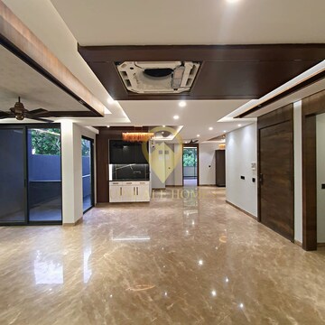 Parking in 3.5 BHK Apartment at Ambience Island Lagoon, Sector 24 – for Rent