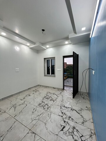 Room in 2.5 BHK Apartment at Jahaz Apartments, Paschim Vihar – for Rent