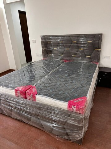 Bedroom in 4 BHK Builder Floor at Dlf Phase ii – for Rent