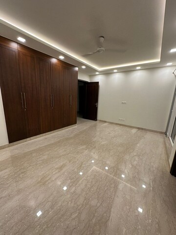 Room in 4 BHK Apartment at Veera Safdarjung Enclave, Safdarjung Enclave – for Rent