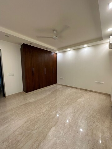 Room in 4 BHK Apartment at Veera Safdarjung Enclave, Safdarjung Enclave – for Rent