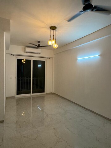 Room in 3 BHK Apartment at Smart World Orchard, Sector 61 – for Rent