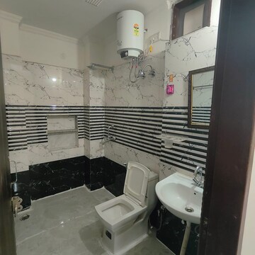 Bathroom in 3 BHK Builder Floor at Ardee City, Sector 52 – for Rent