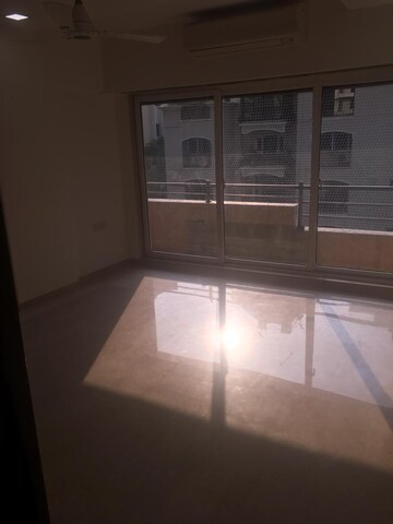 Room in 4 BHK Apartment at Santacruz West – for Rent