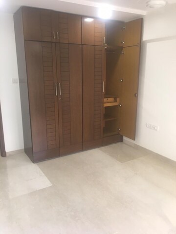 Room in 4 BHK Apartment at Santacruz West – for Rent