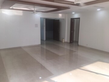 Room in 4 BHK Apartment at Santacruz West – for Rent