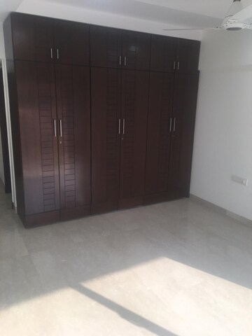 Room in 4 BHK Apartment at Santacruz West – for Rent