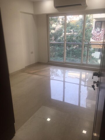 Room in 4 BHK Apartment at Santacruz West – for Rent