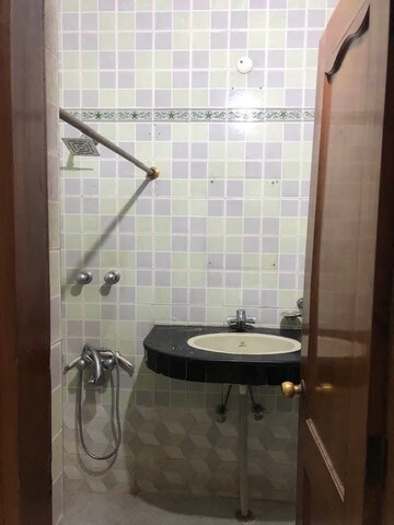 Bathroom in 2.5 BHK Builder Floor at Satyam Plaza, Sector 15 – for Rent