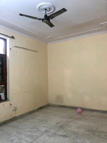 Room in 2.5 BHK Builder Floor at Satyam Plaza, Sector 15 – for Rent