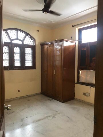 Room in 2.5 BHK Builder Floor at Satyam Plaza, Sector 15 – for Rent