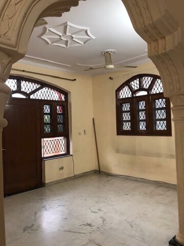Parking in 2.5 BHK Builder Floor at Satyam Plaza, Sector 15 – for Rent