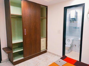 Room in 3 BHK Builder Floor at DLF Star Mall, Sector 30 – for Rent