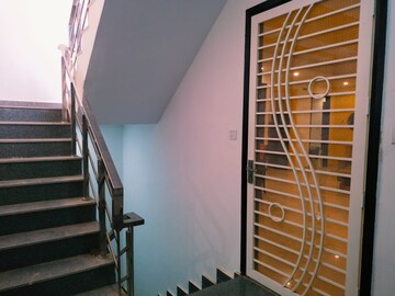Staircase in 3 BHK Builder Floor at DLF Star Mall, Sector 30 – for Rent