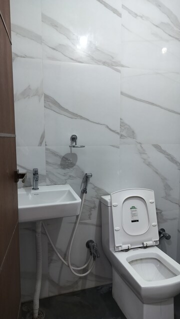 Bathroom in 3 BHK Apartment at Banjara Hills – for Rent