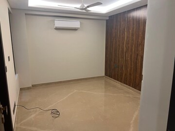 Room in 3 BHK Builder Floor at Dlf Phase ii – for Rent