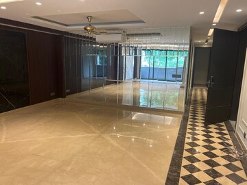 Parking in 3 BHK Builder Floor at Dlf Phase ii – for Rent
