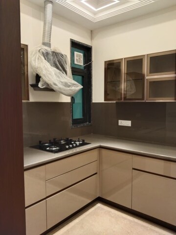 Kitchen in 3 BHK Builder Floor at Dlf Phase ii – for Rent