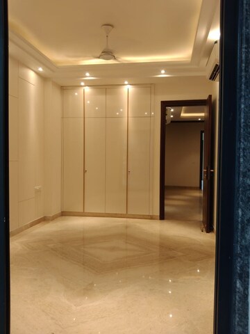 Building Lobby in 3 BHK Builder Floor at Dlf Phase ii – for Rent