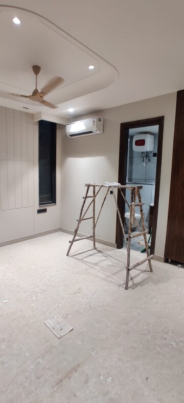 Room in 3.5 BHK Builder Floor at Dlf Phase ii – for Rent