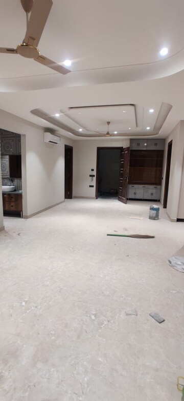 Room in 3.5 BHK Builder Floor at Dlf Phase ii – for Rent
