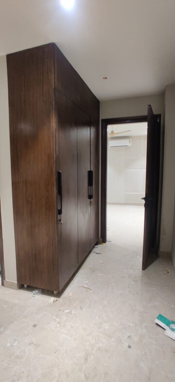 Building Lobby in 3.5 BHK Builder Floor at Dlf Phase ii – for Rent