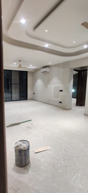 Room in 3.5 BHK Builder Floor at Dlf Phase ii – for Rent