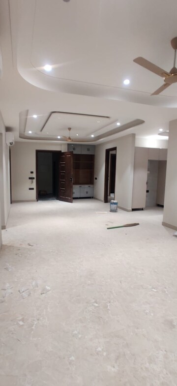 Room in 3.5 BHK Builder Floor at Dlf Phase ii – for Rent
