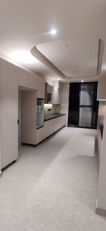 Room in 3.5 BHK Builder Floor at Dlf Phase ii – for Rent