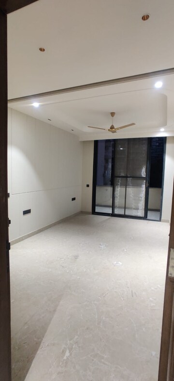 Room in 3.5 BHK Builder Floor at Dlf Phase ii – for Rent